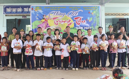 Bộ đội Biên phòng tỉnh Đắk Lắk  trao 700 suất quà tặng thiếu nhi khu vực biên giới